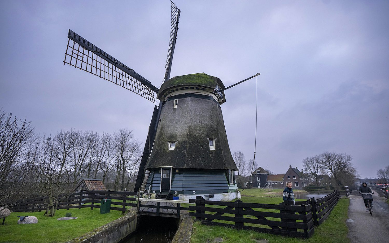 1 windmills k AP25049418473072