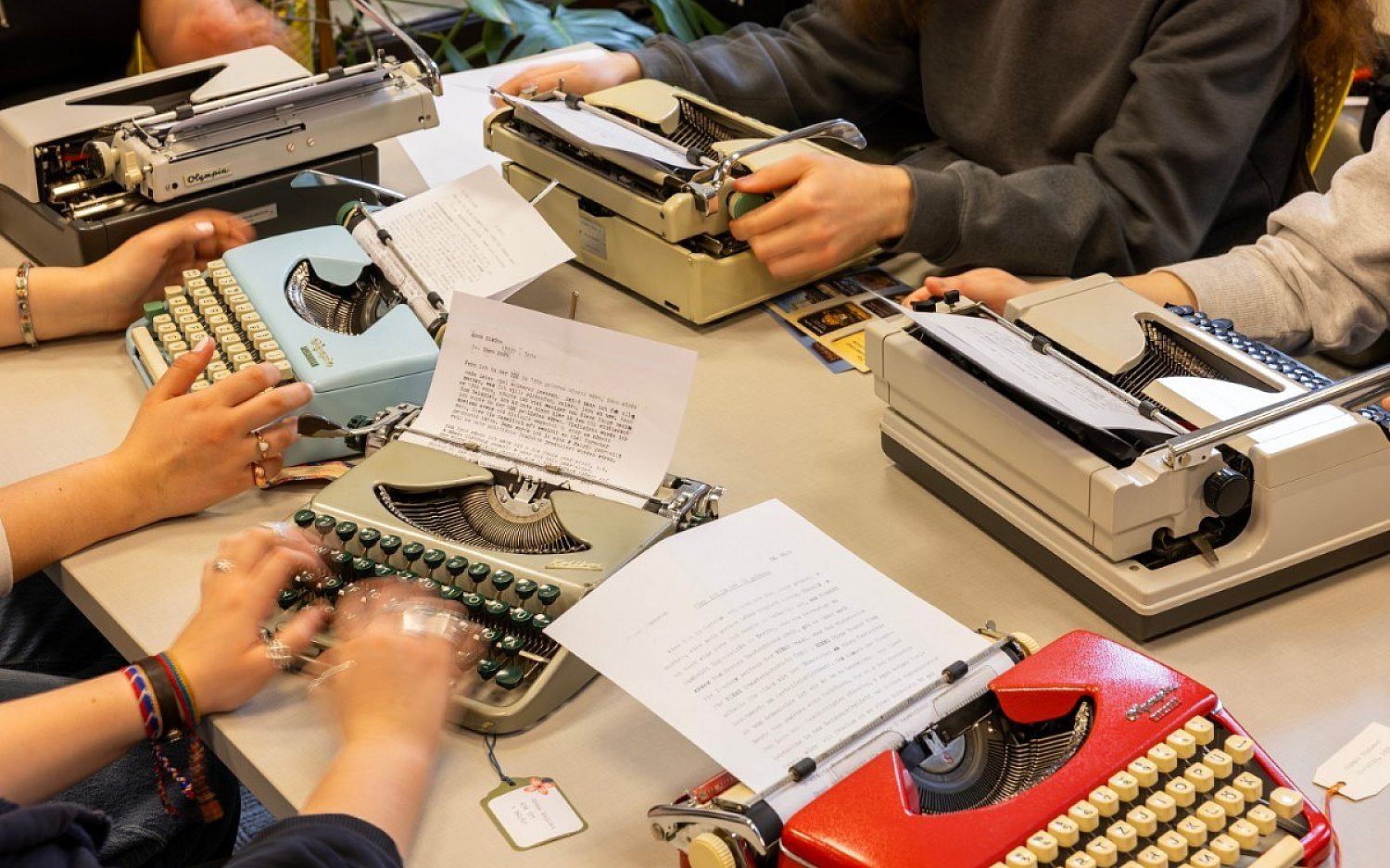2 typewriters AP k